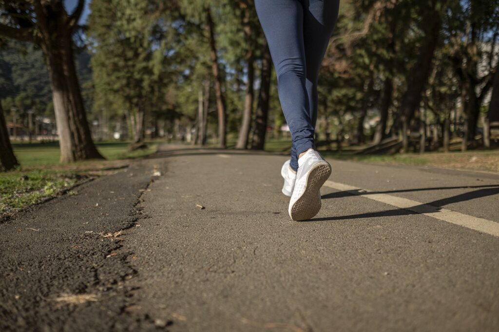 Białe buty sportowe damskie – nowoczesny styl dla kobiet aktywnych